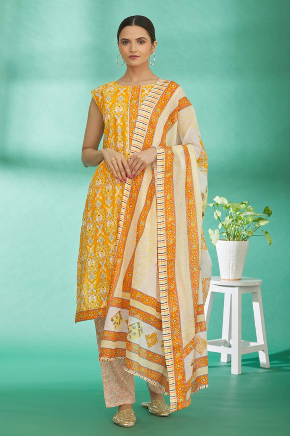 Nazaakat by Samara Singh Printed Straight Kurta Set
