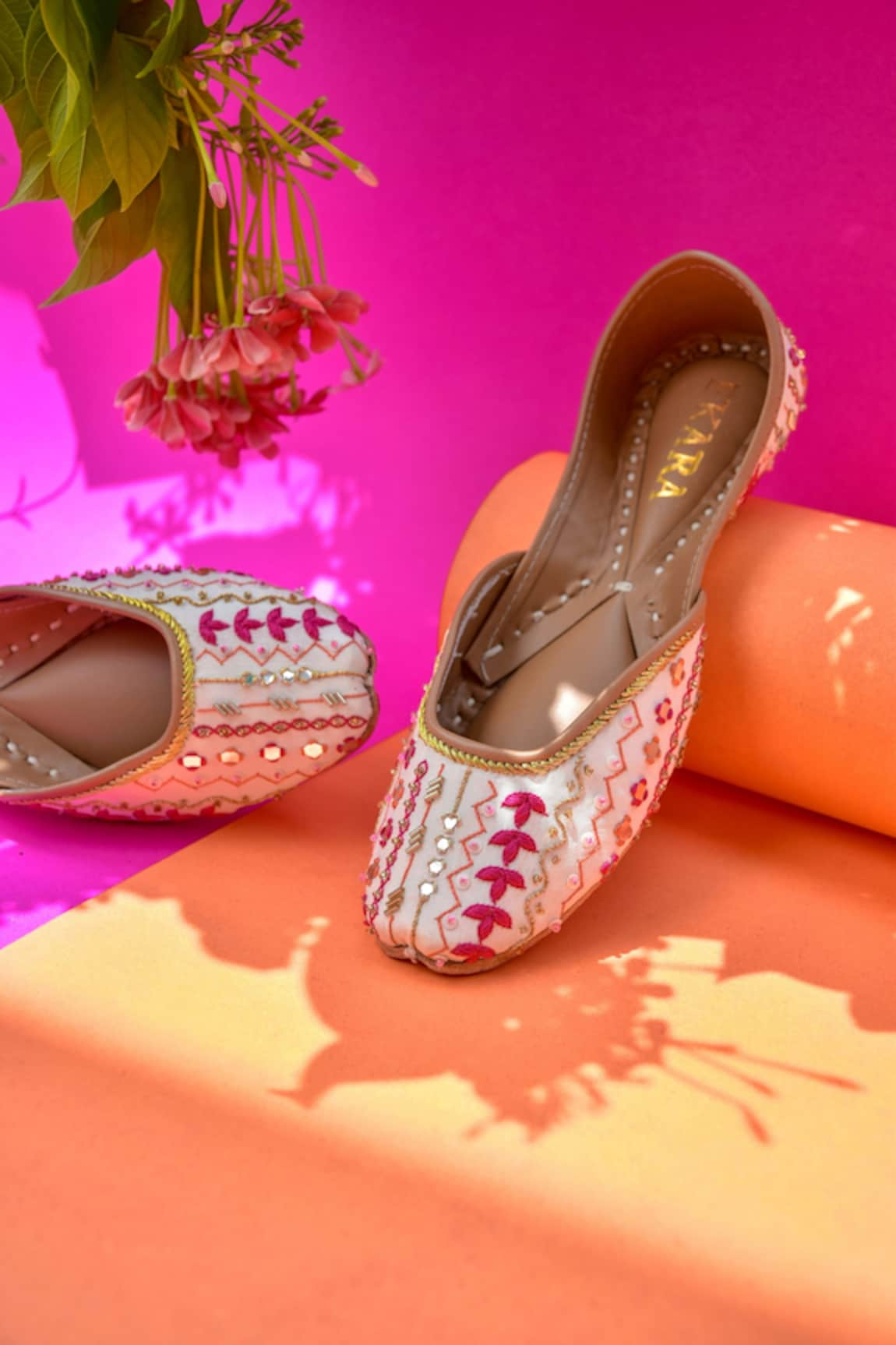 HOUSE OF EKARA Forklore Embroidered Juttis