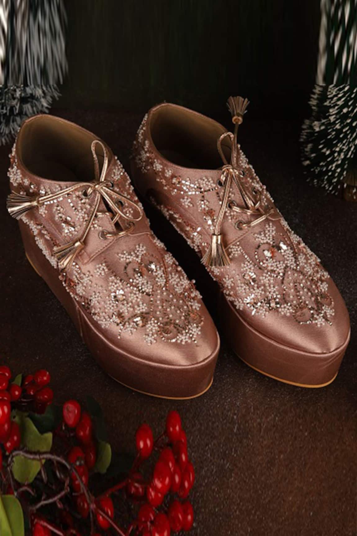 Tiesta Begum Embroidered Sneakers