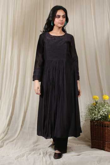 Rhua Embroidered Kurta & Pant Set 