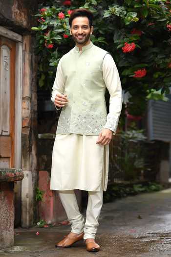 Priyanka Haralalka Floral Embroidered Bundi & Kurta Set 