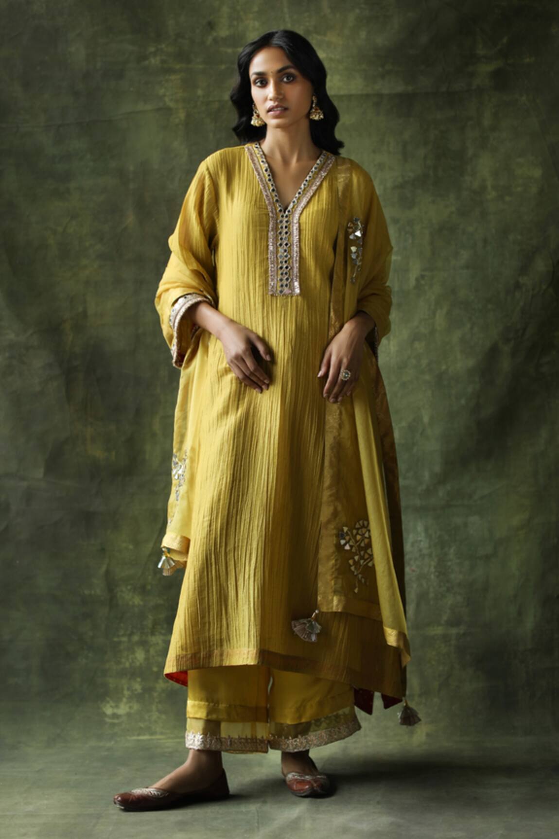 Begum Bahaar Embroidered Kurta Set 
