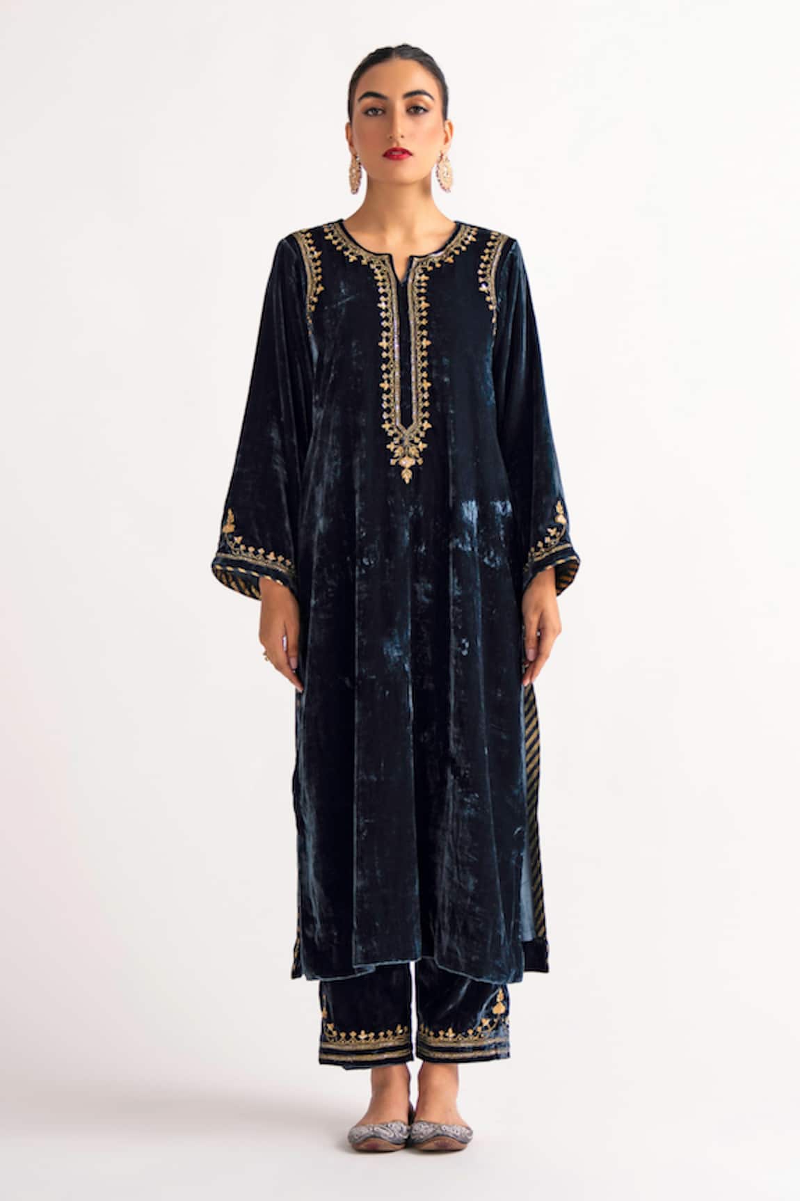 Anantaa By Roohi Velvet Placement Hand Embroidered Kurta With Pant