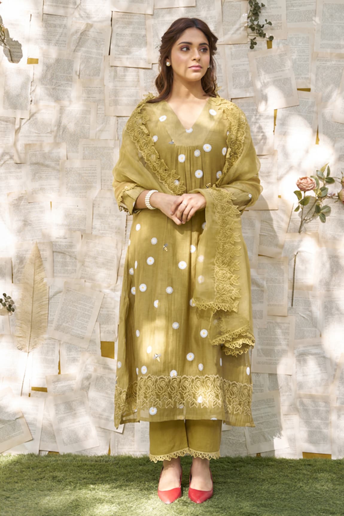 NAAZ BY NOOR Daisy Thread Embroidered Kurta Pant Set