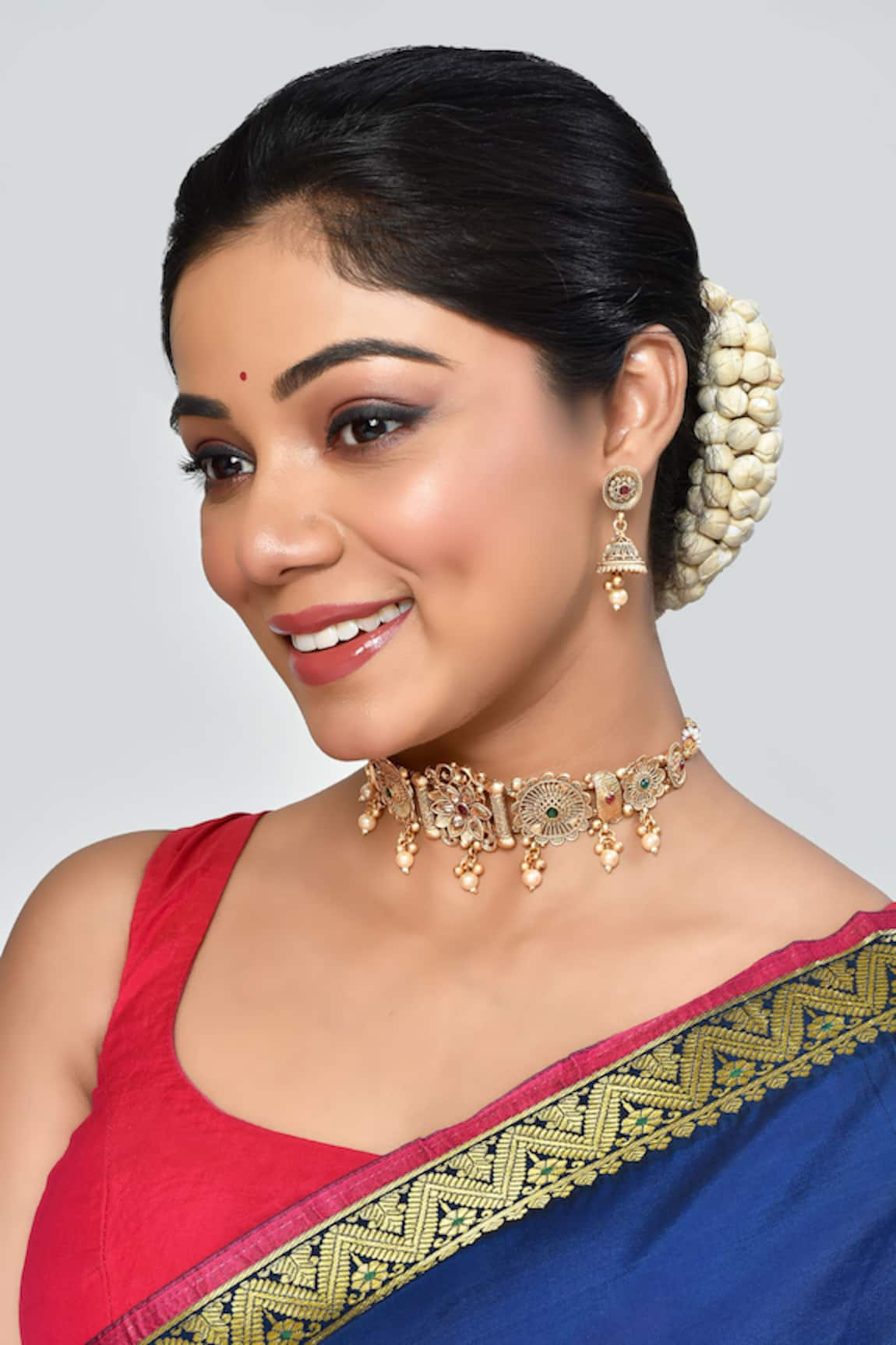 Nayaab by Aleezeh Kundan Embellished Choker Set