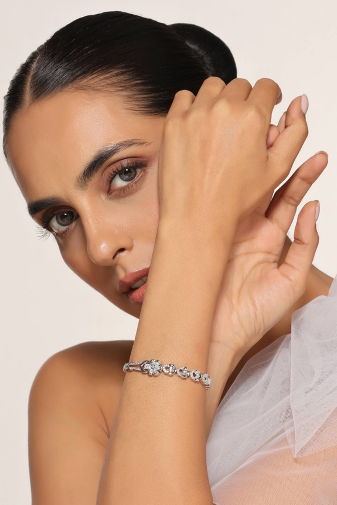 Swabhimann Floral Pattern Zirconia Bracelet