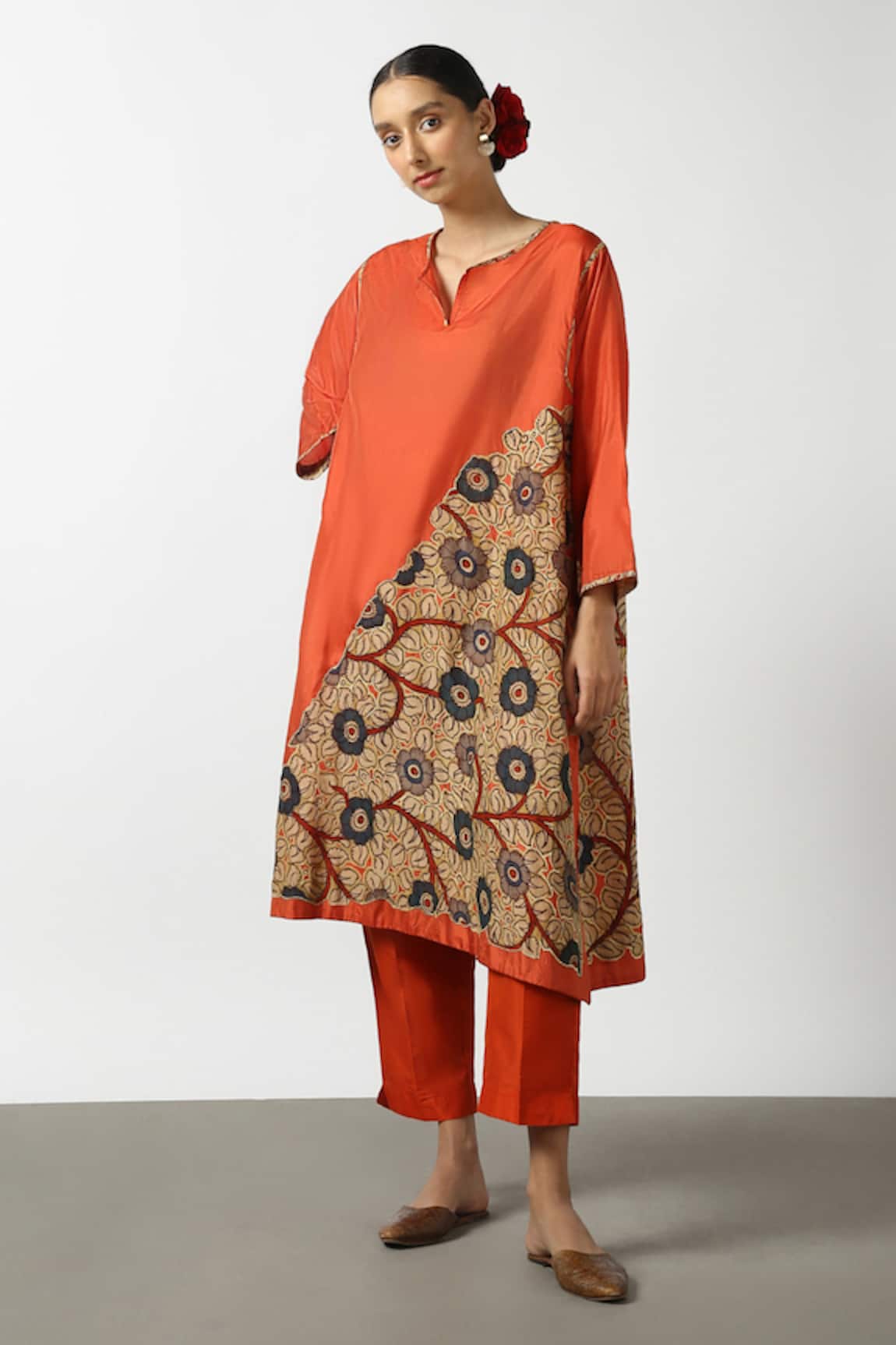 Latha Puttanna Embroidered Straight Kurta & Pant Set