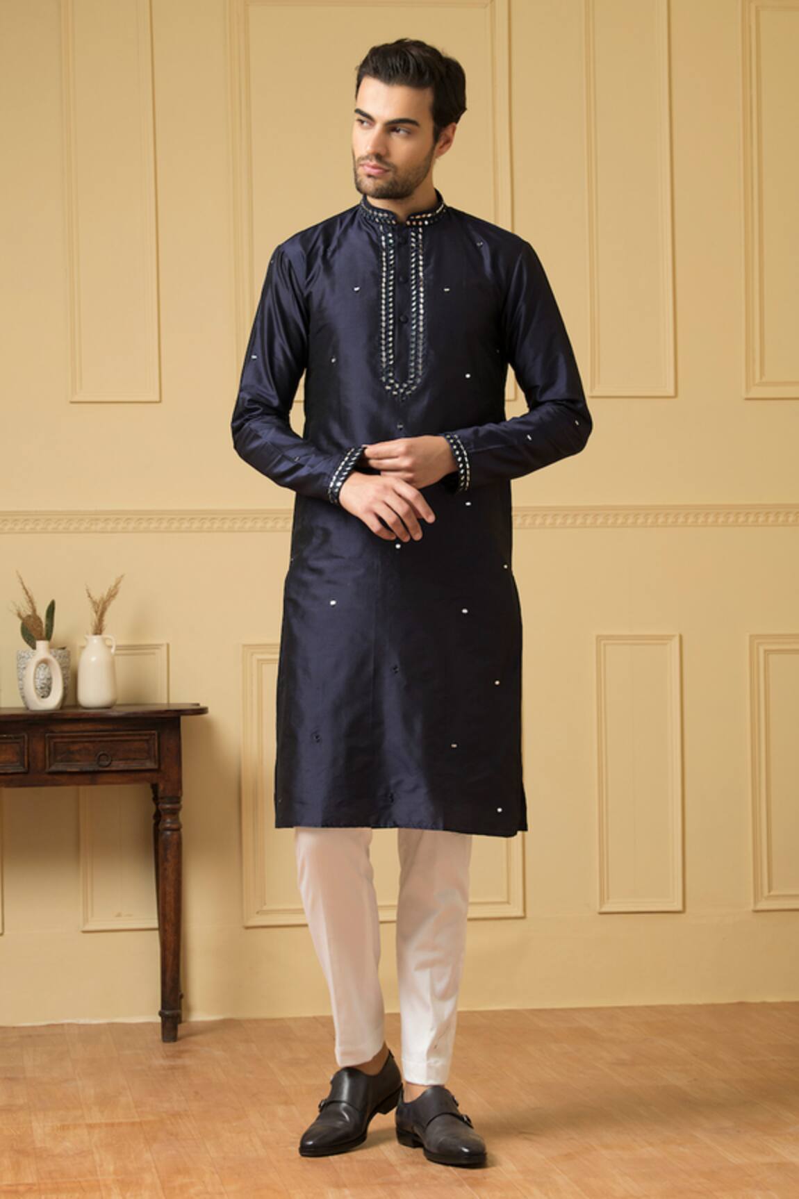 Hilo Design Mirrorwork Embellished Kurta
