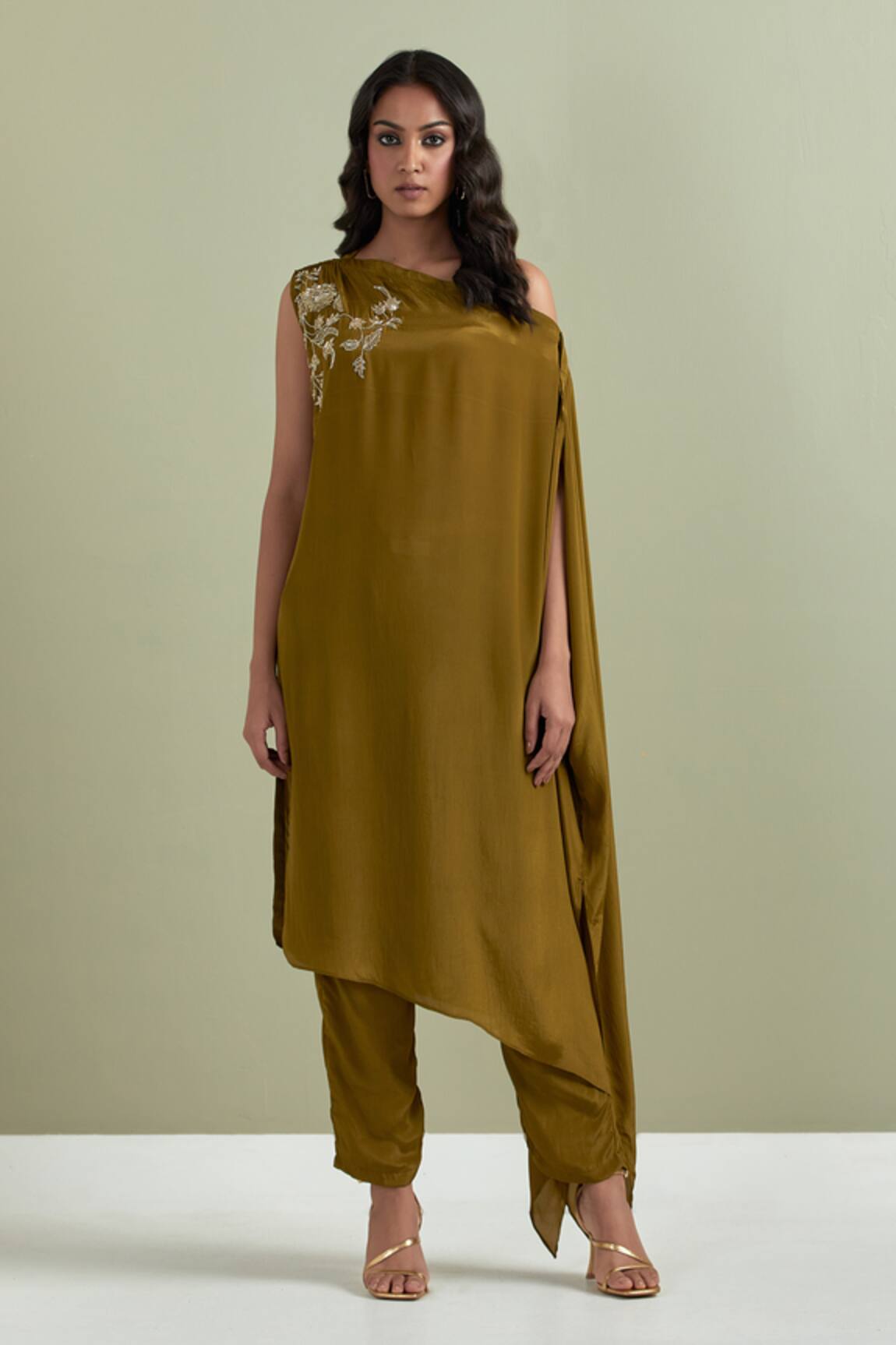 Priya Chaudhary Placement Embroidered Kurta & Pant Set