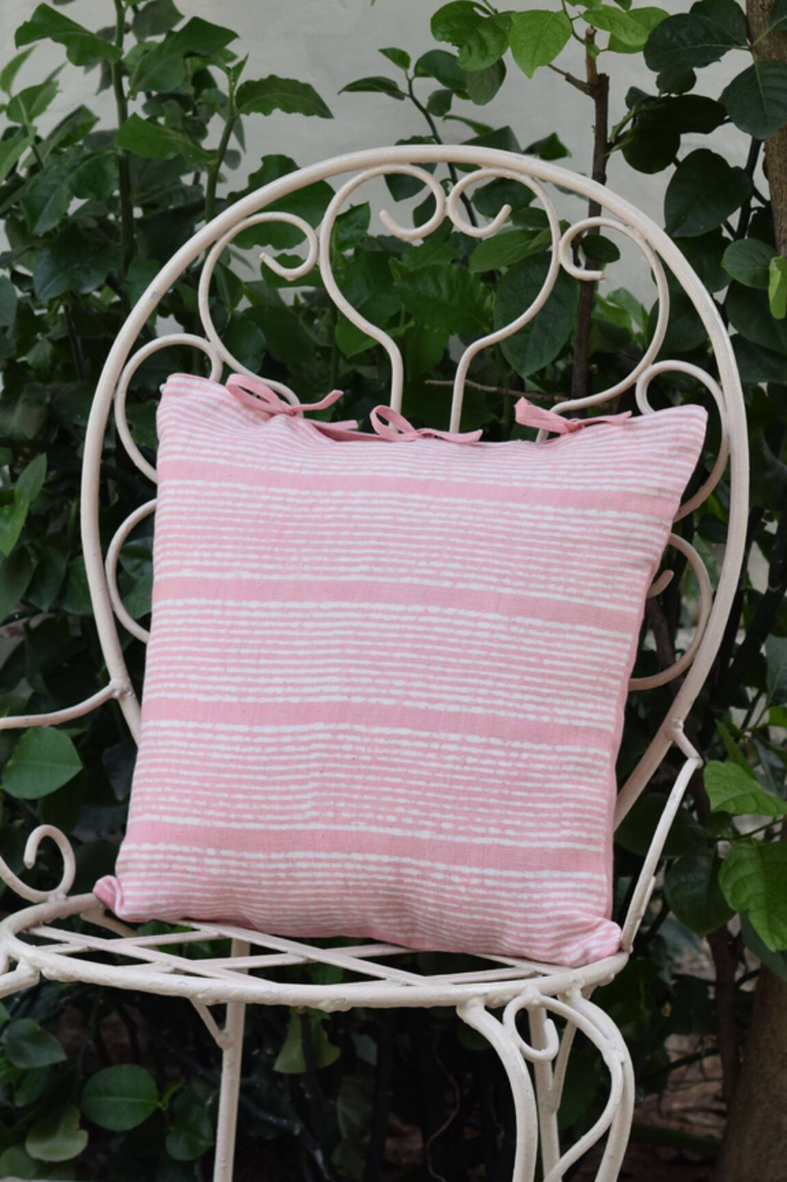 Taru Jaipur Gulabi Rekh Linen Cushion Cover