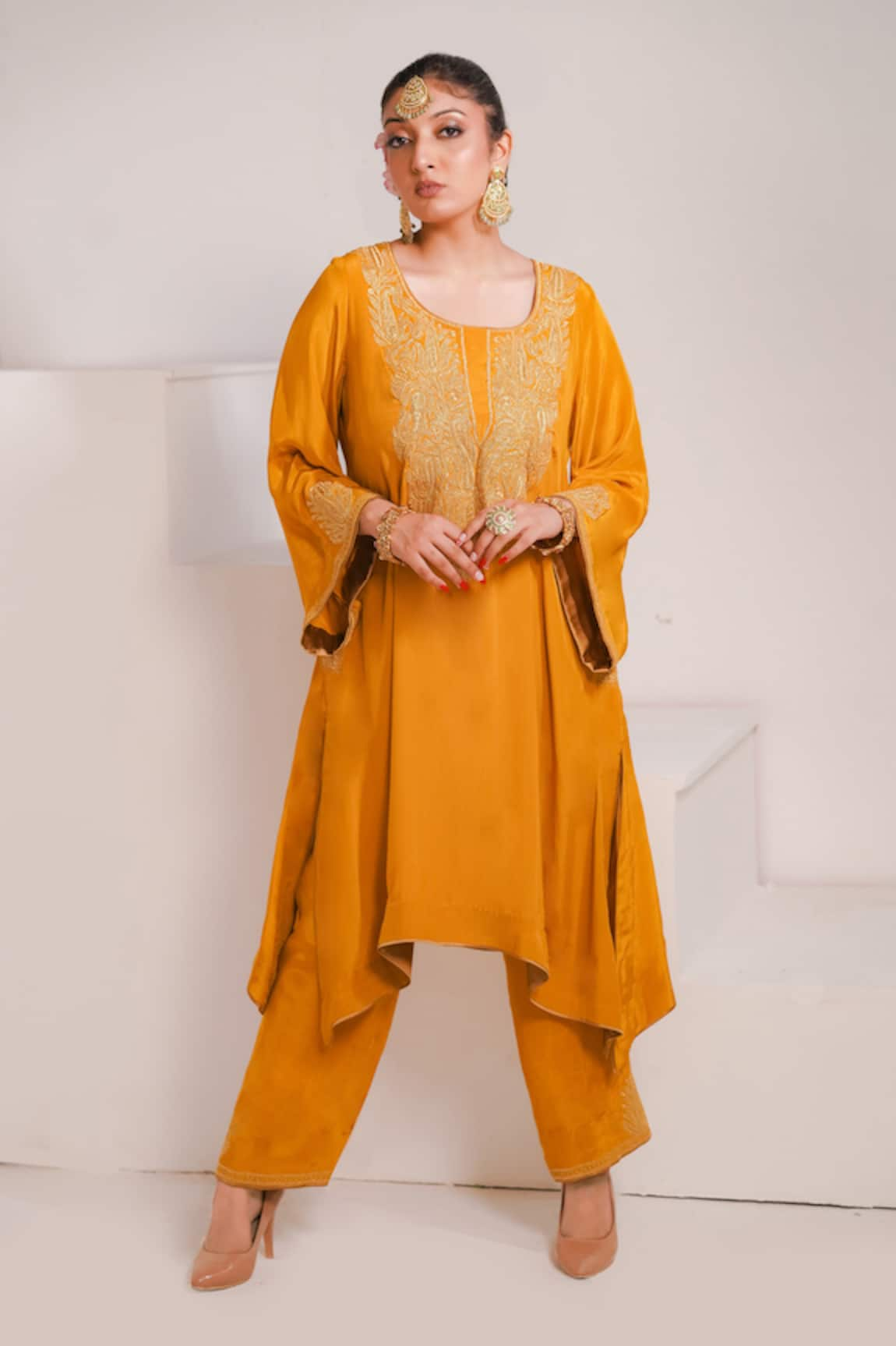 Daljit Sudan Asymmetric Tilla Embroidered Phiran With Pant