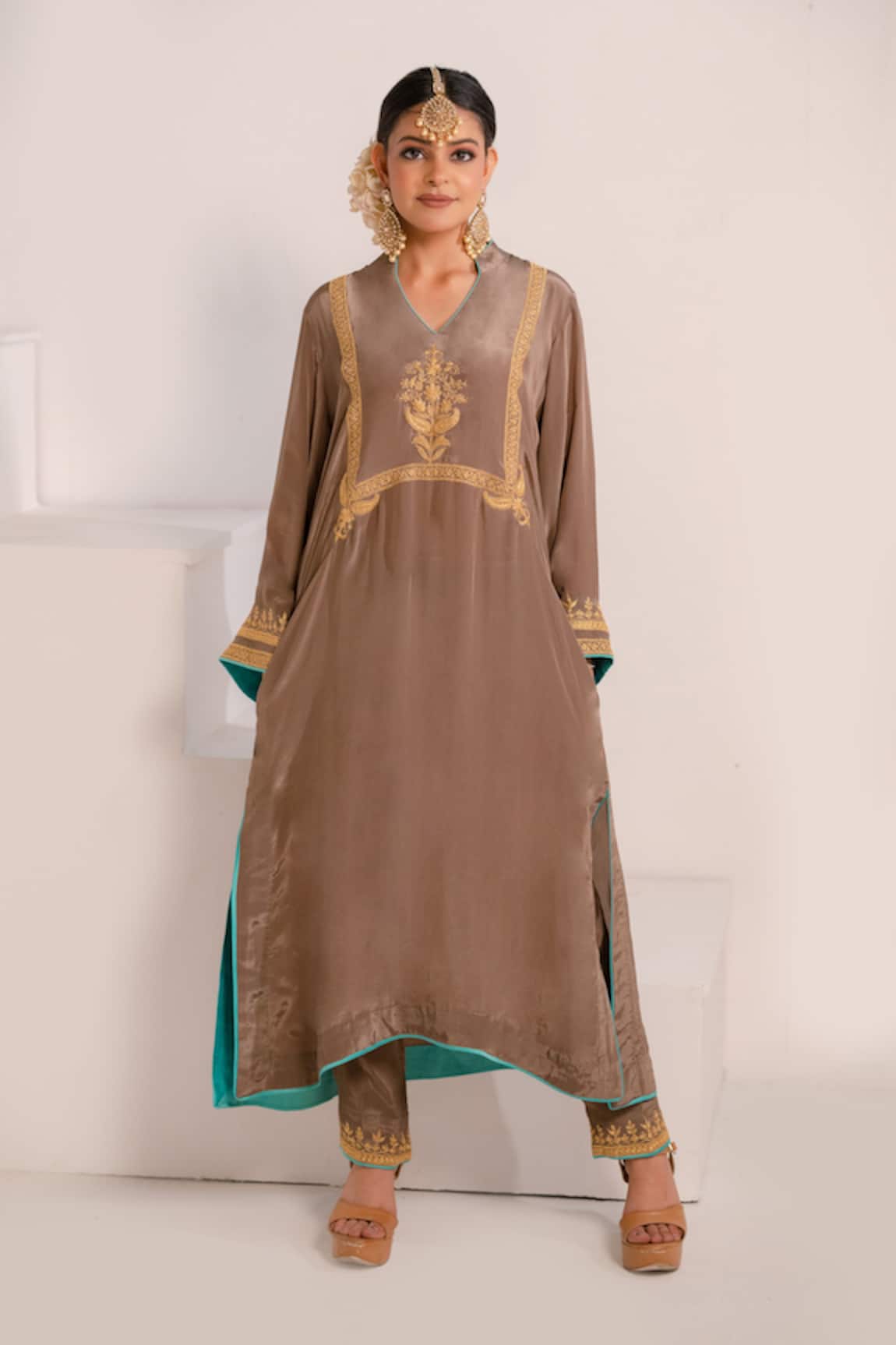 Daljit Sudan Placed Paisley Pattern Embroidered Phiran With Pant