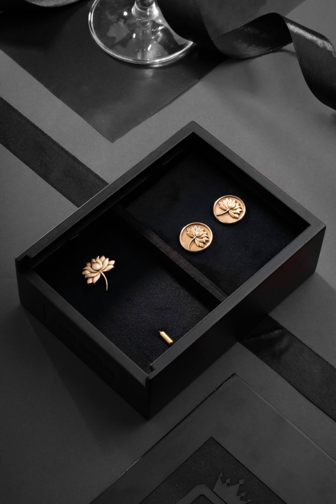 Cosa Nostraa The Divine Lotus Carved Lapel Pin & Cufflinks Gift Set
