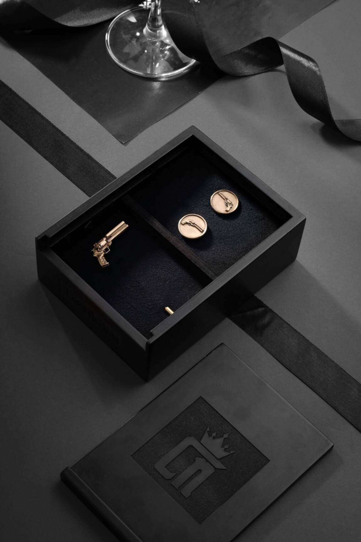 Cosa Nostraa The Power Gun Carved Lapel Pin & Cufflinks Gift Set