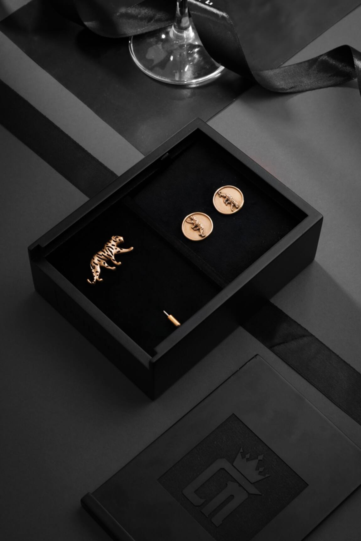 Cosa Nostraa The Calm Cheetah Lapel Pin & Cufflinks Gift Set