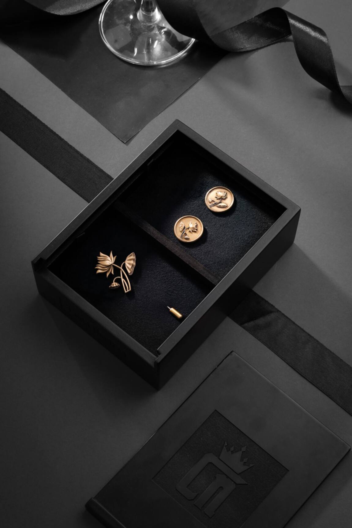 Cosa Nostraa The Lotus Magic Lapel Pin & Cufflinks Gift Set