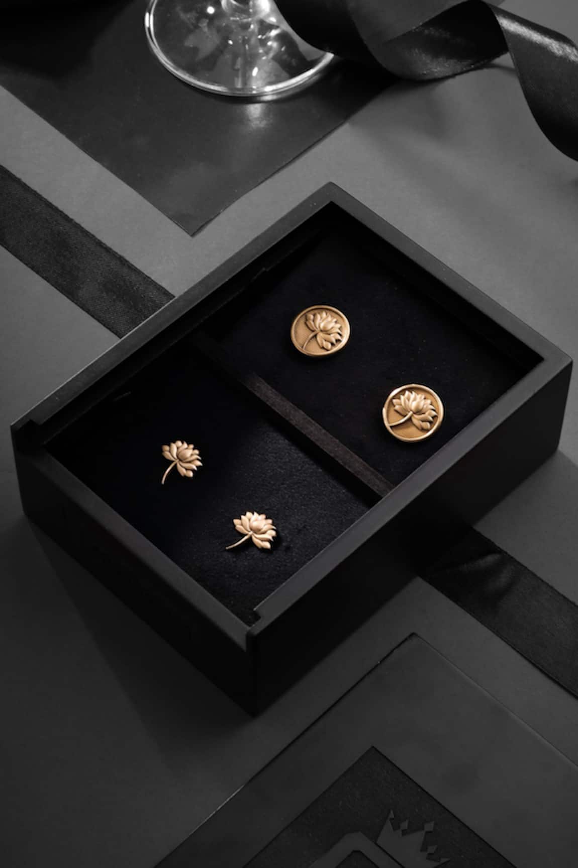 Cosa Nostraa The Divine Lotus Carved Collar Tips & Cufflinks Gift Set