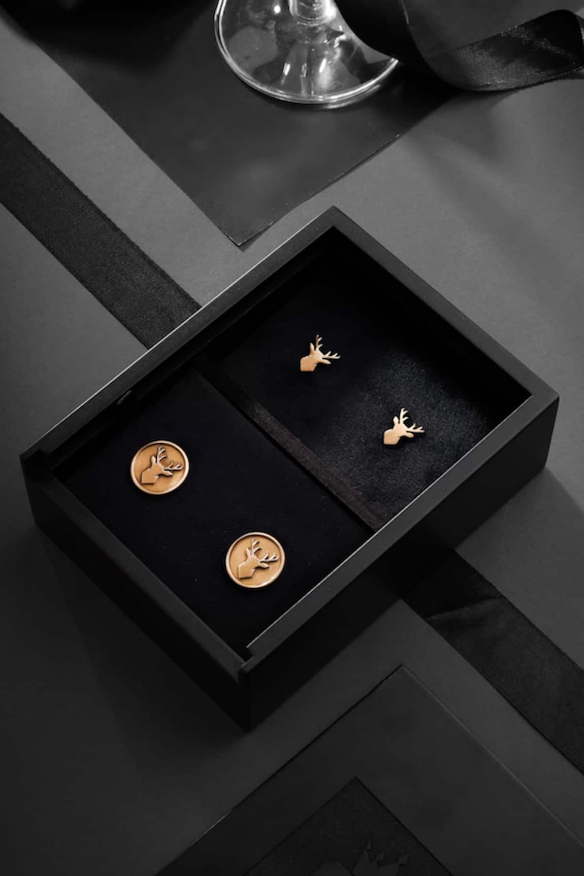 Cosa Nostraa The Imperial Stag Carved Collar Tips & Cufflinks Gift Set