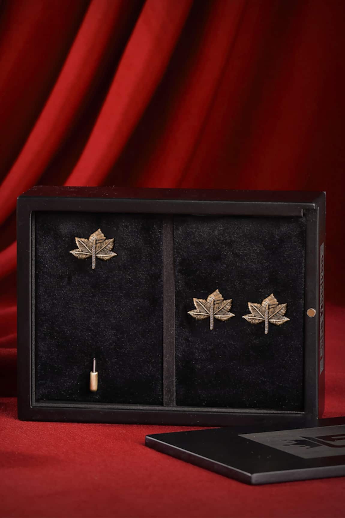 Cosa Nostraa Maple Leaf Carved Cufflinks & Lapel Pin Gift Set