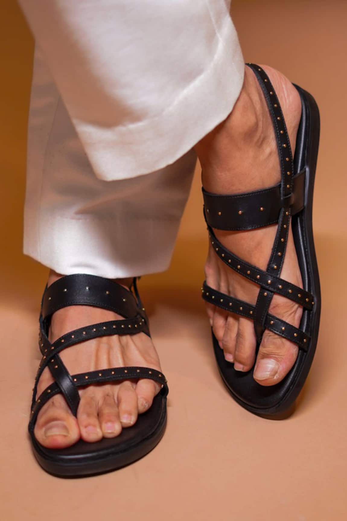 Dmodot Black Criss-Cross Strap Sandals