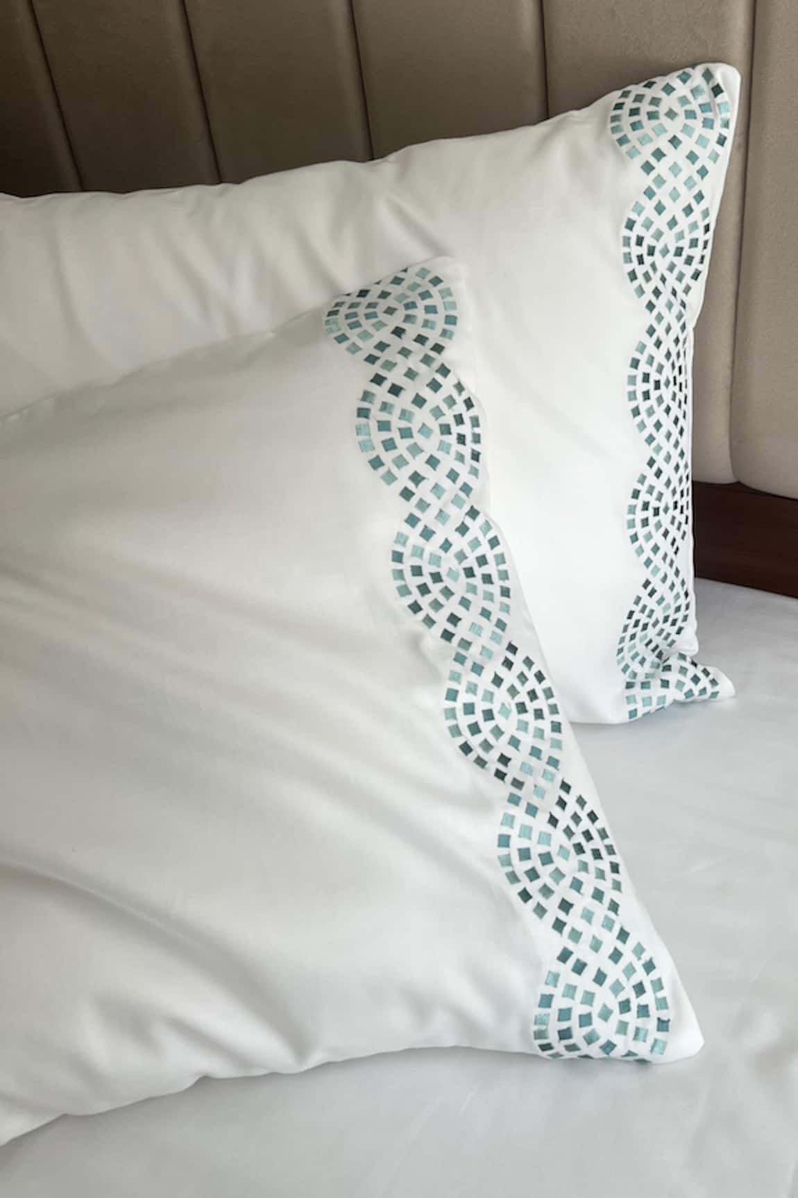 Sadyaska Curl Thread Embroidered Bedsheet Set