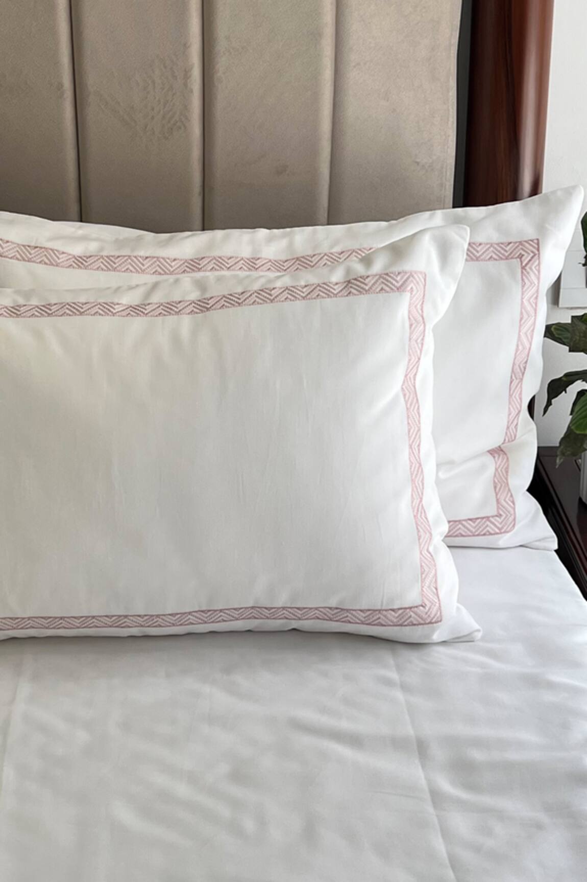 Sadyaska Wiggle Thread Embroidered Bedsheet Set