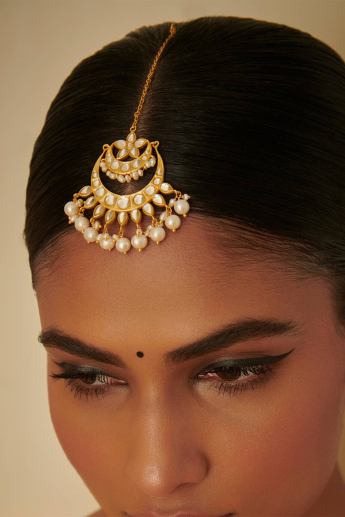 Zariin Chaand Ka Tukda Embellished Maangtikka 