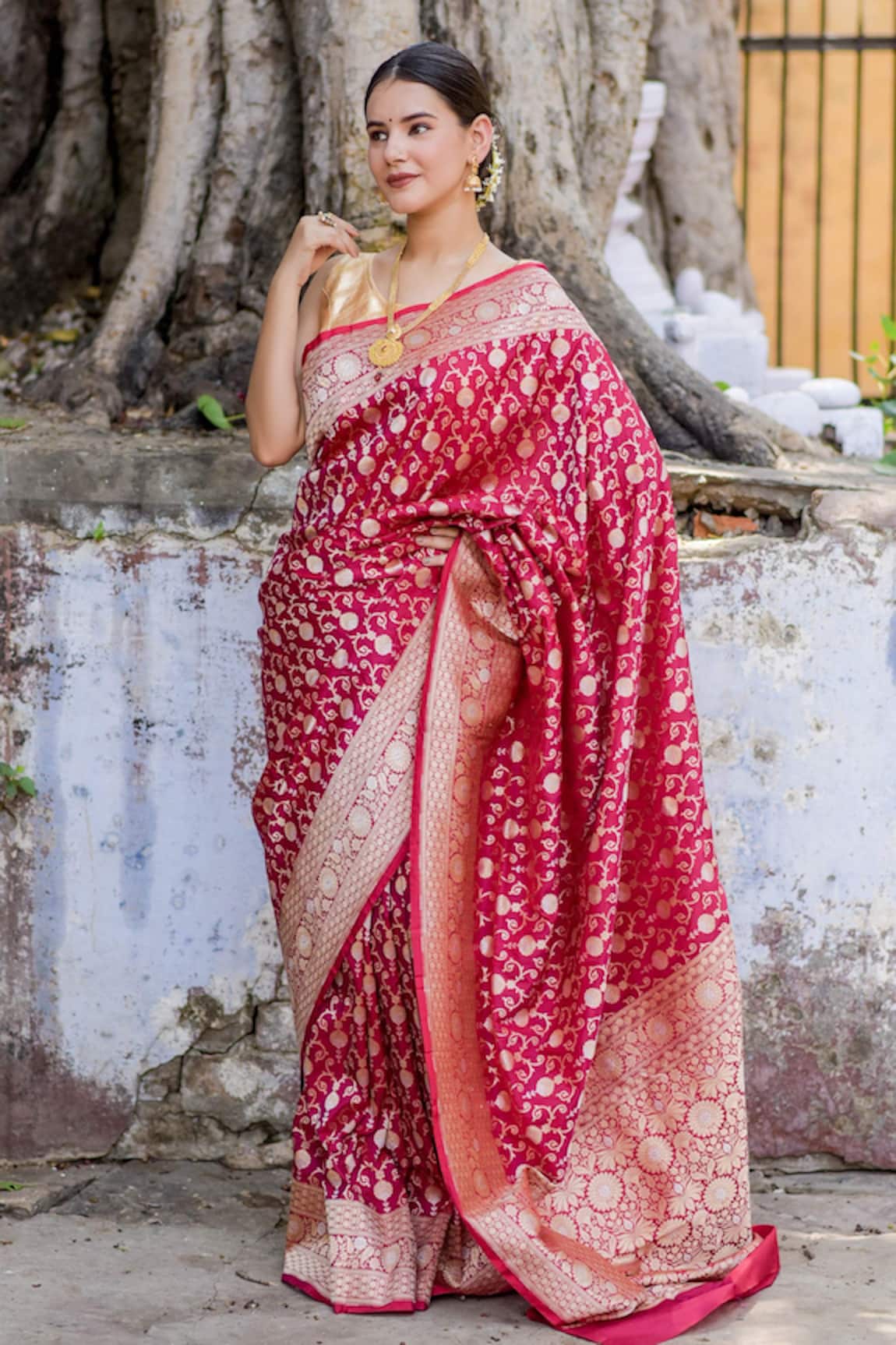 Naaritva India Floral Jaal Handwoven Banarasi Saree With Running Blouse