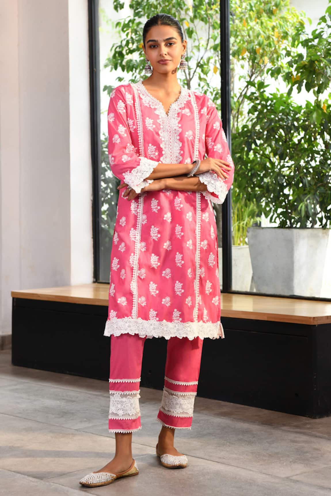 Mulmul Lisburn Floral Butti Embroidered Kurta With Pant