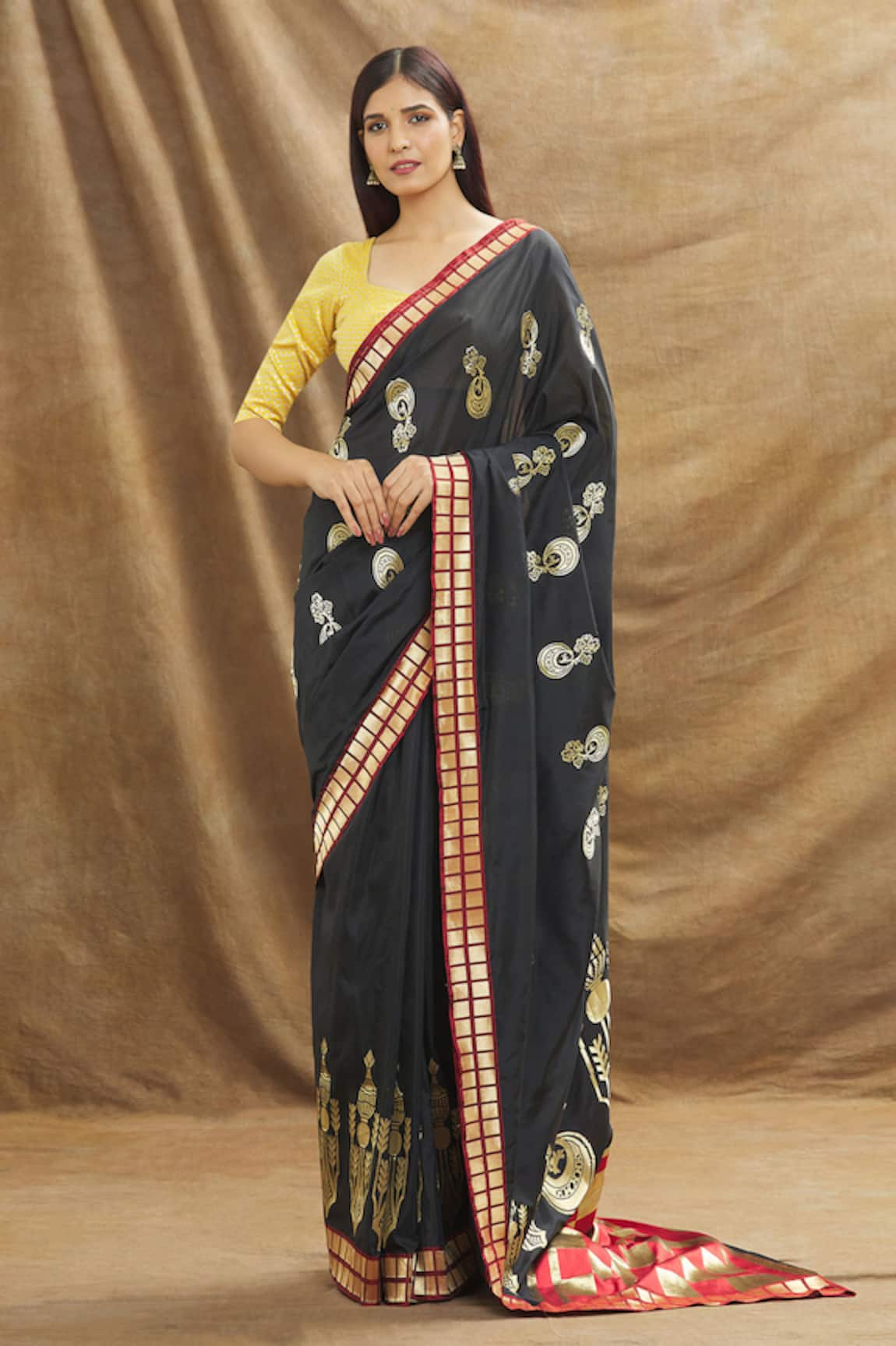 Resa by Ushnakmals Mughal Motif Pattern Saree With Running Blouse