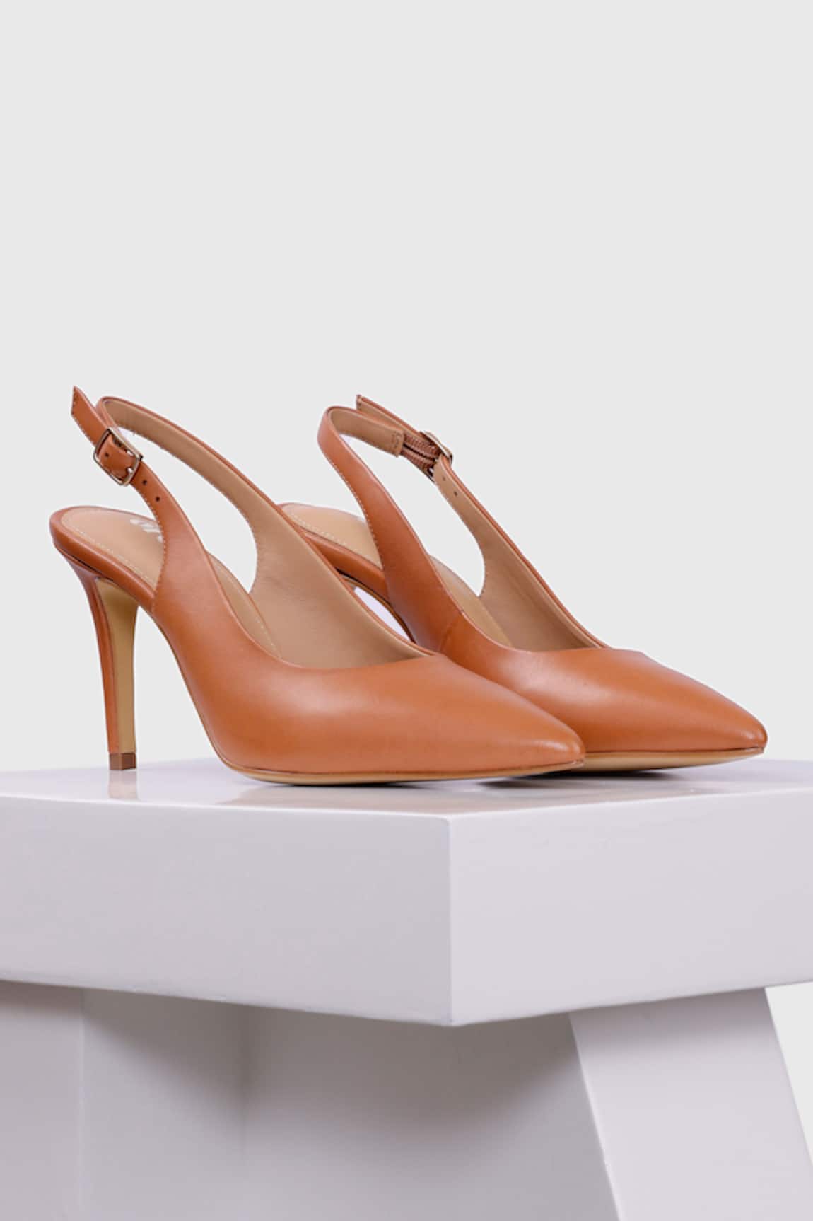 Oroh Valencia Leather Round Toe Pumps