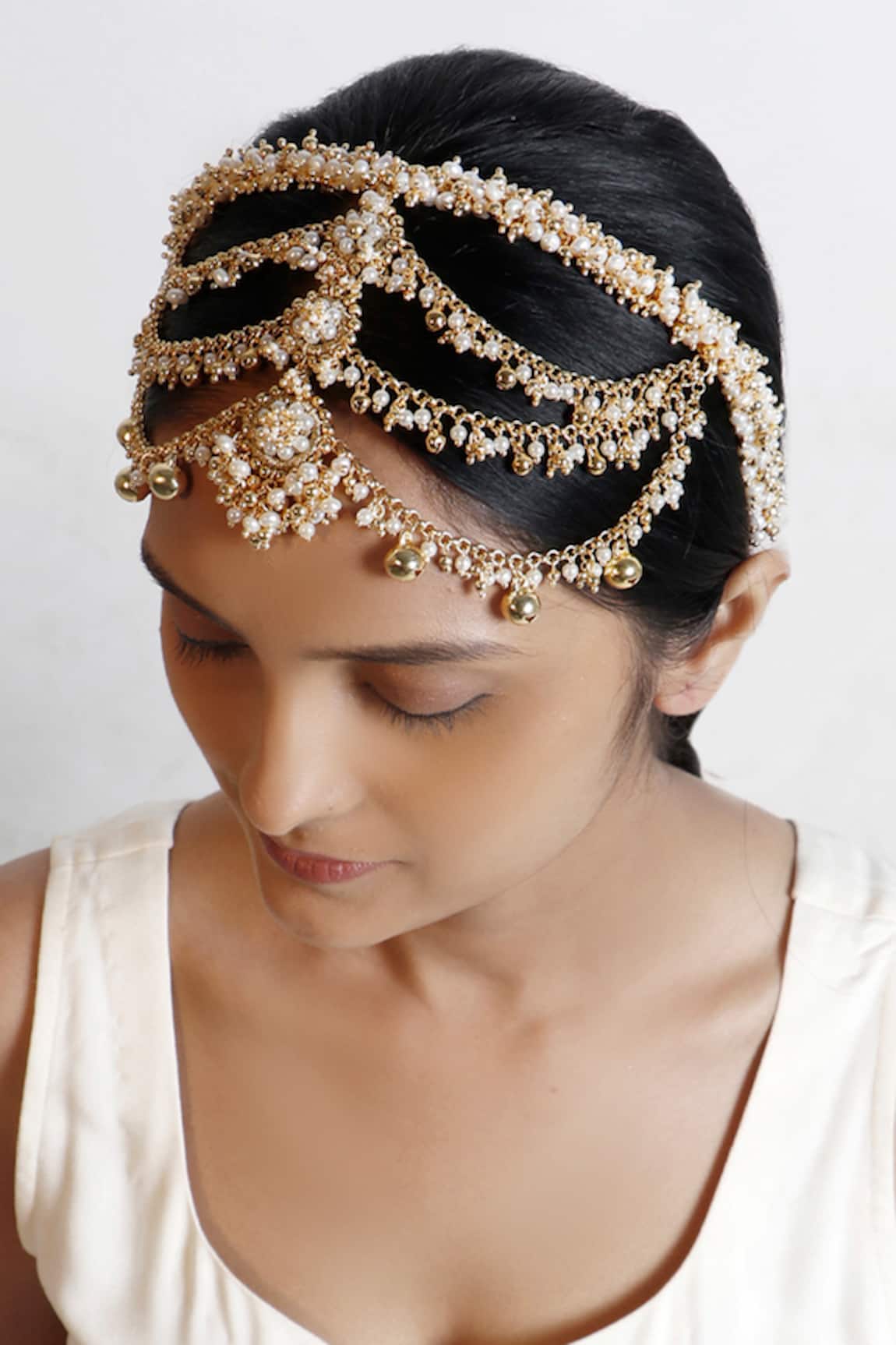 Vaidaan Veena Shell Pearl Embroidered Hairband