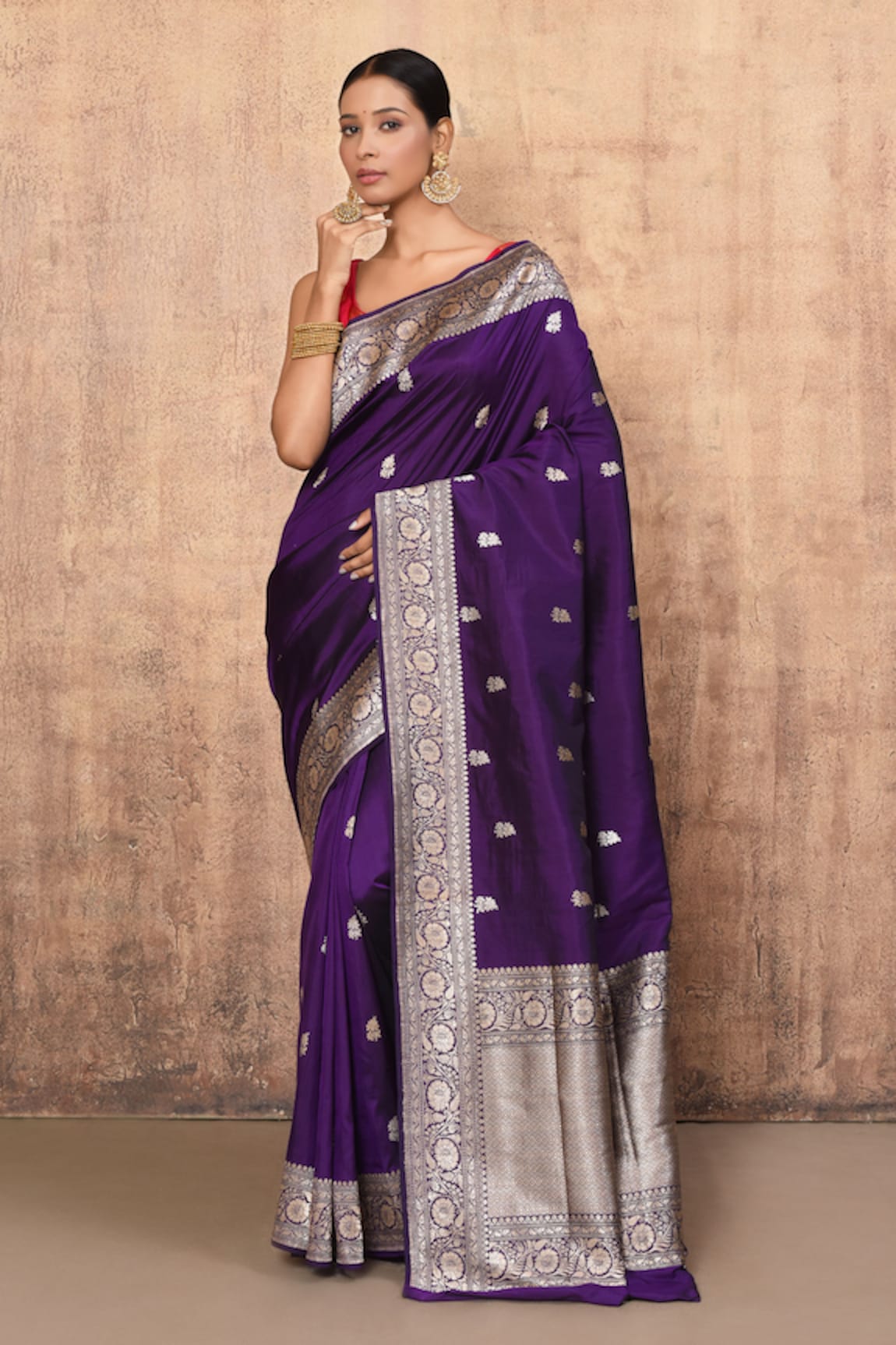 Naaritva India Handwoven Floral Pattern Saree With Running Blouse