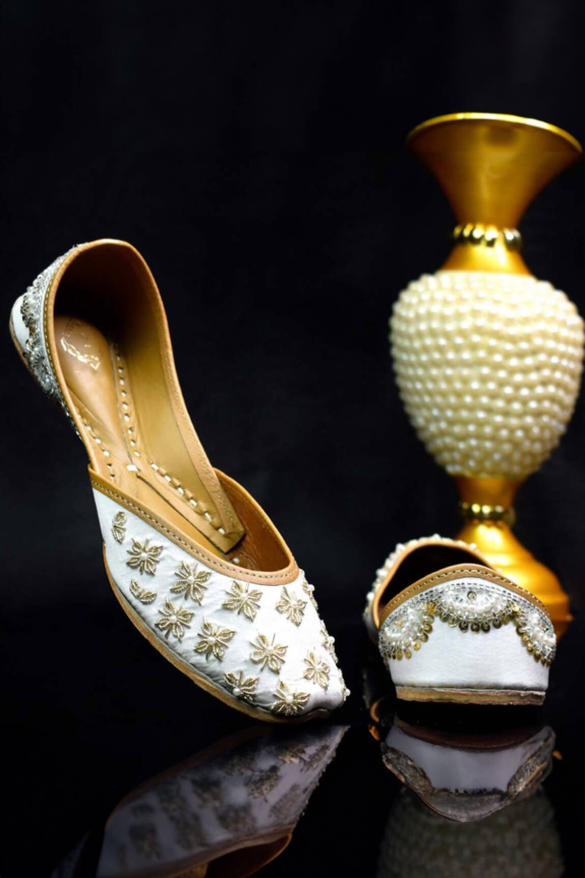 Yassio Afri Floral Embroidered Juttis