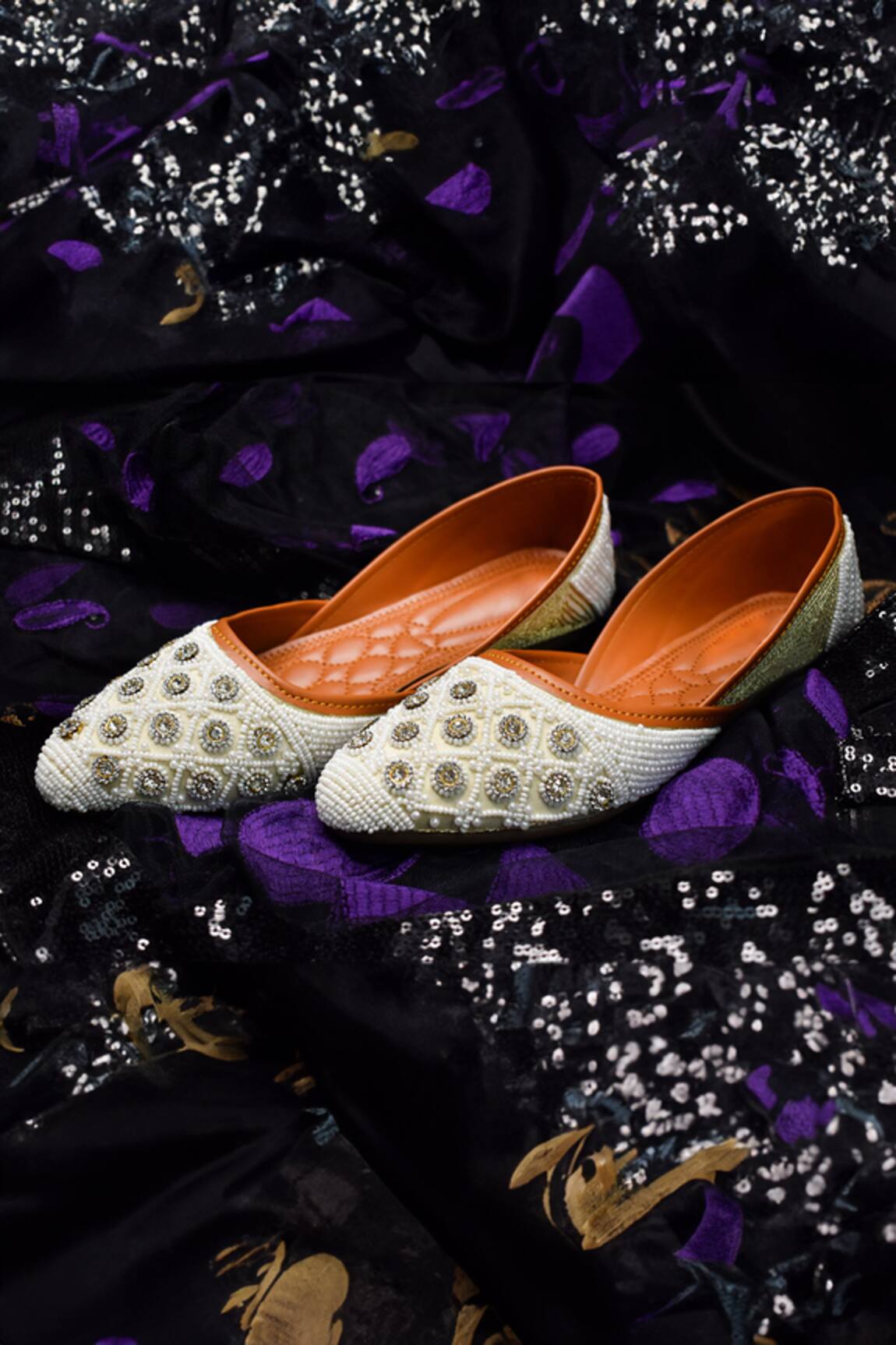 Yassio Cassia Geometric Embroidered Juttis