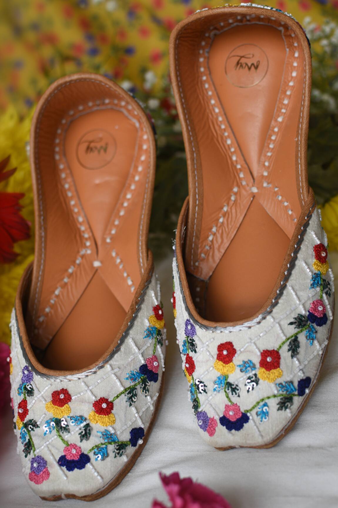 Moy Fiza Embroidered Juttis