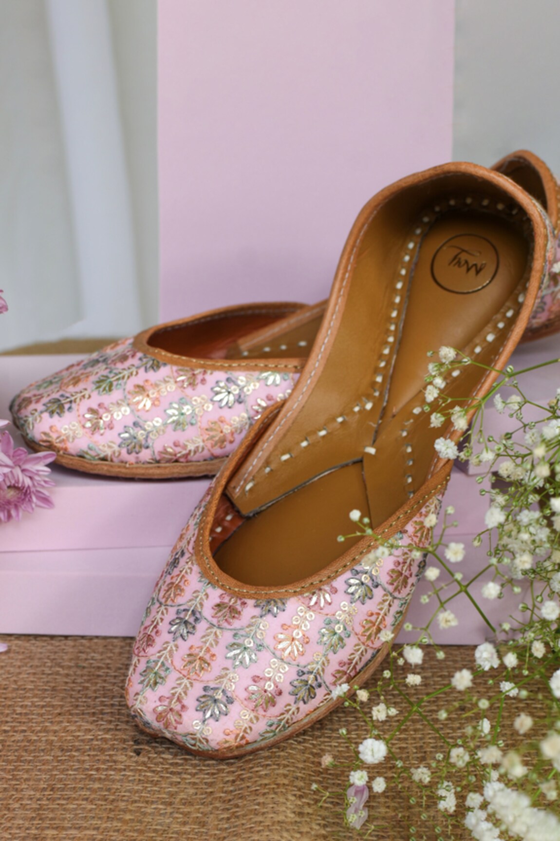 Moy Kamli Embroidered Juttis