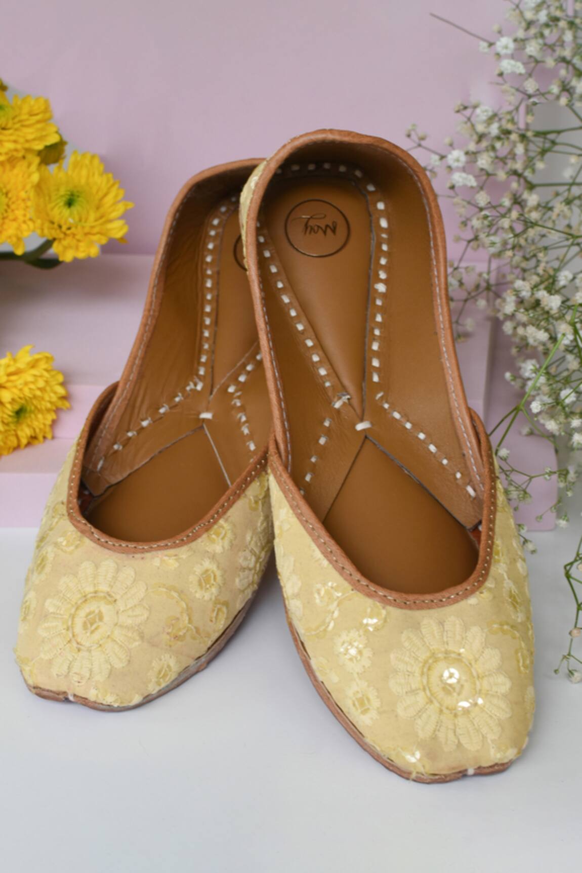 Moy Floral Embroidered Juttis