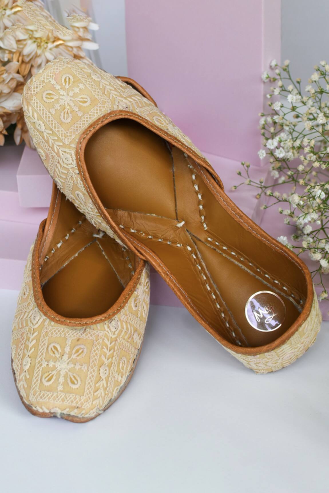 Moy Reth Embroidered Juttis