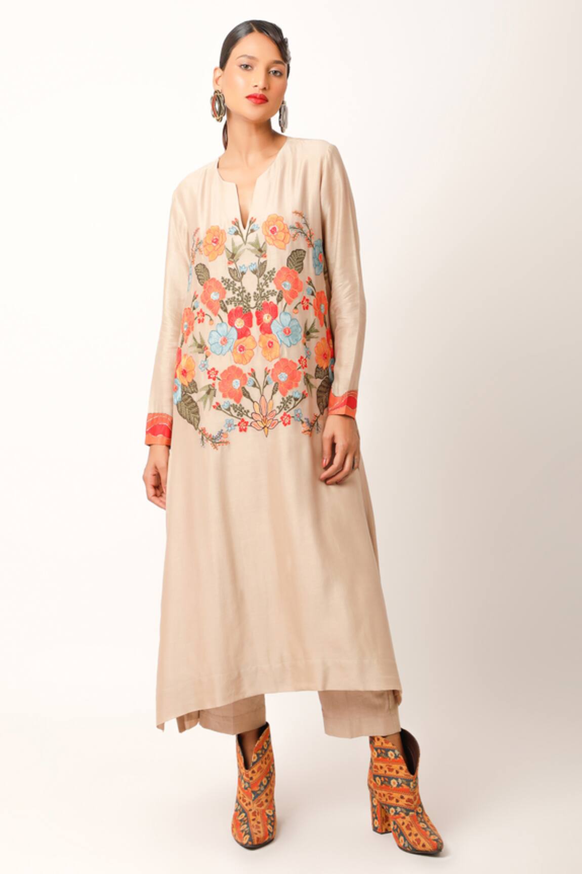 Jajaabor Foliage Thread Embroidered Kurta & Pant Set 