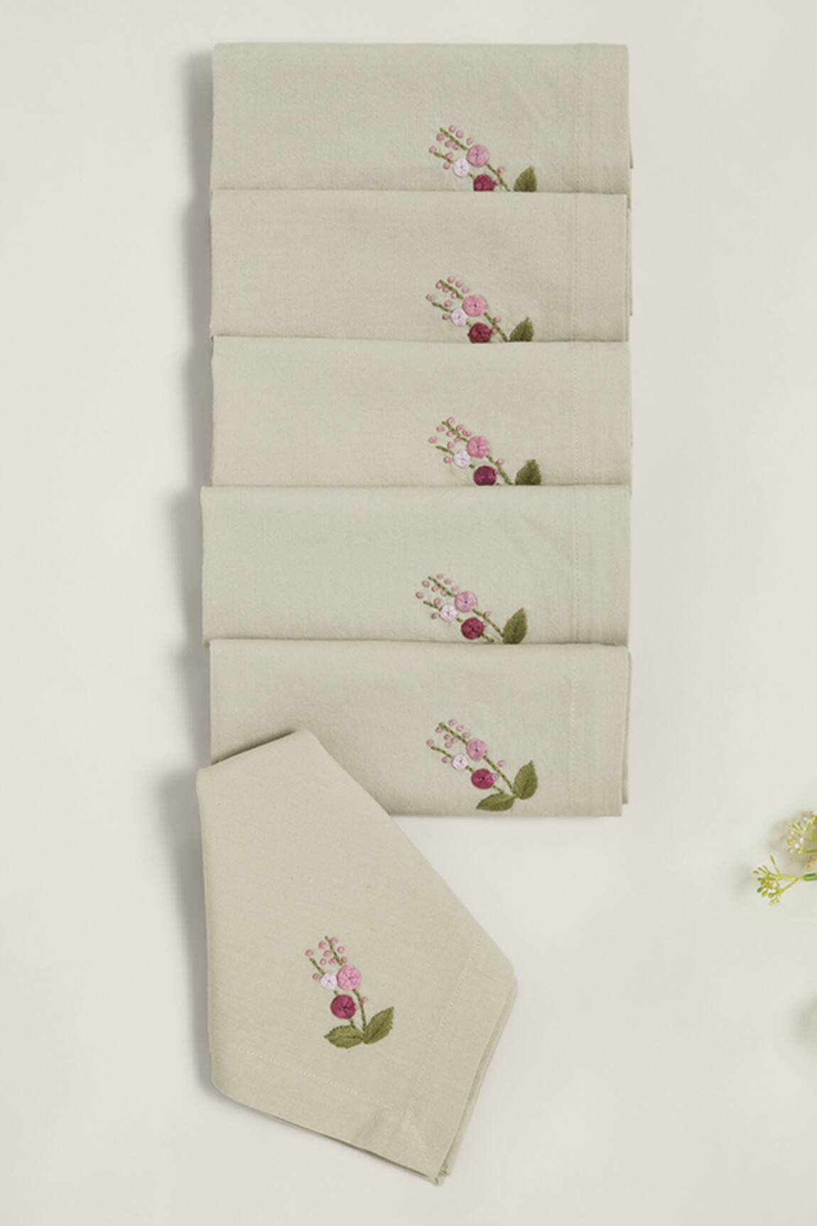 Design Gaatha Rose Placement Embroidered 4 Pcs Cocktail Napkin Set