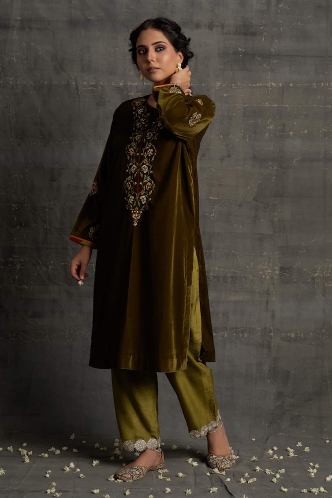 Bo tree Naaz Embroidered Kurta & Pant Set