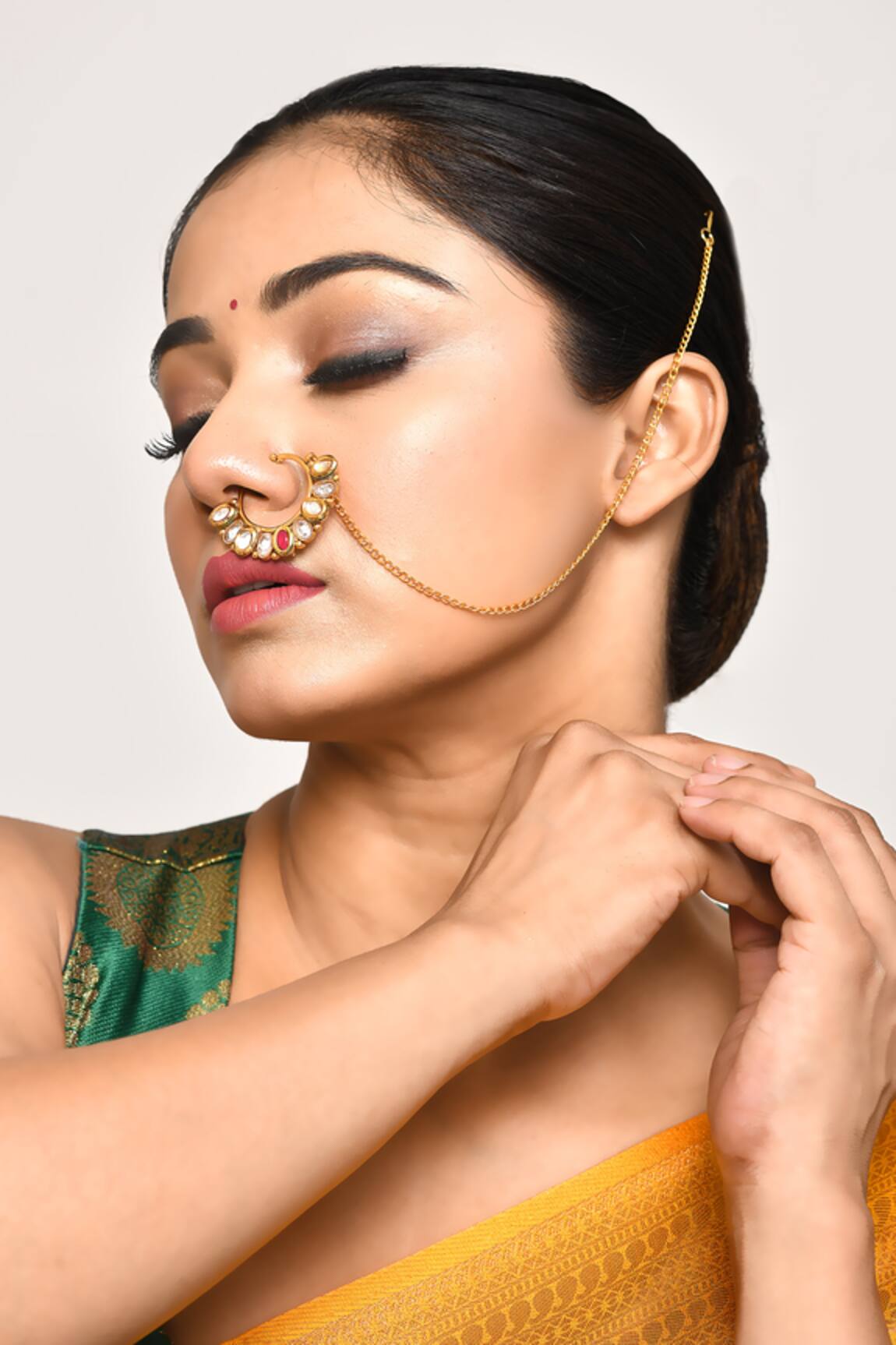 Nayaab by Aleezeh Kundan Lined Nose Ring