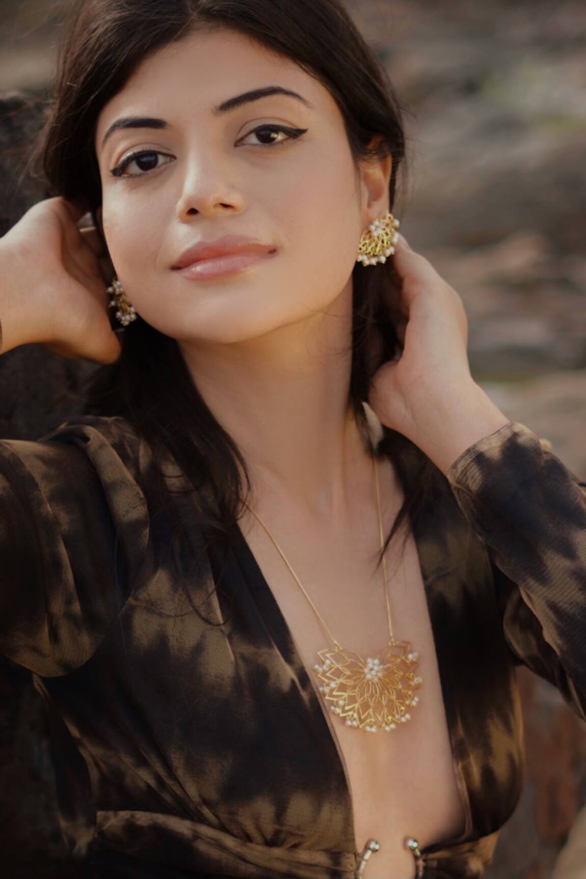 Totapari Embellished Water Lily Pendant Necklace Set