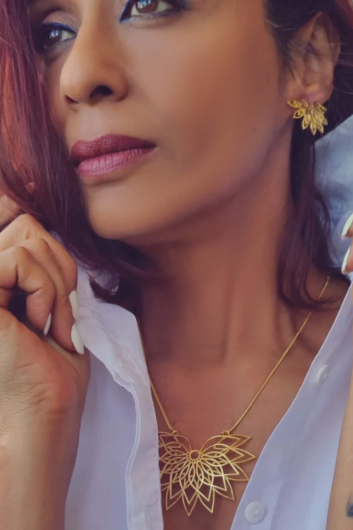 Totapari Embellished Floral Pendant Necklace Set 