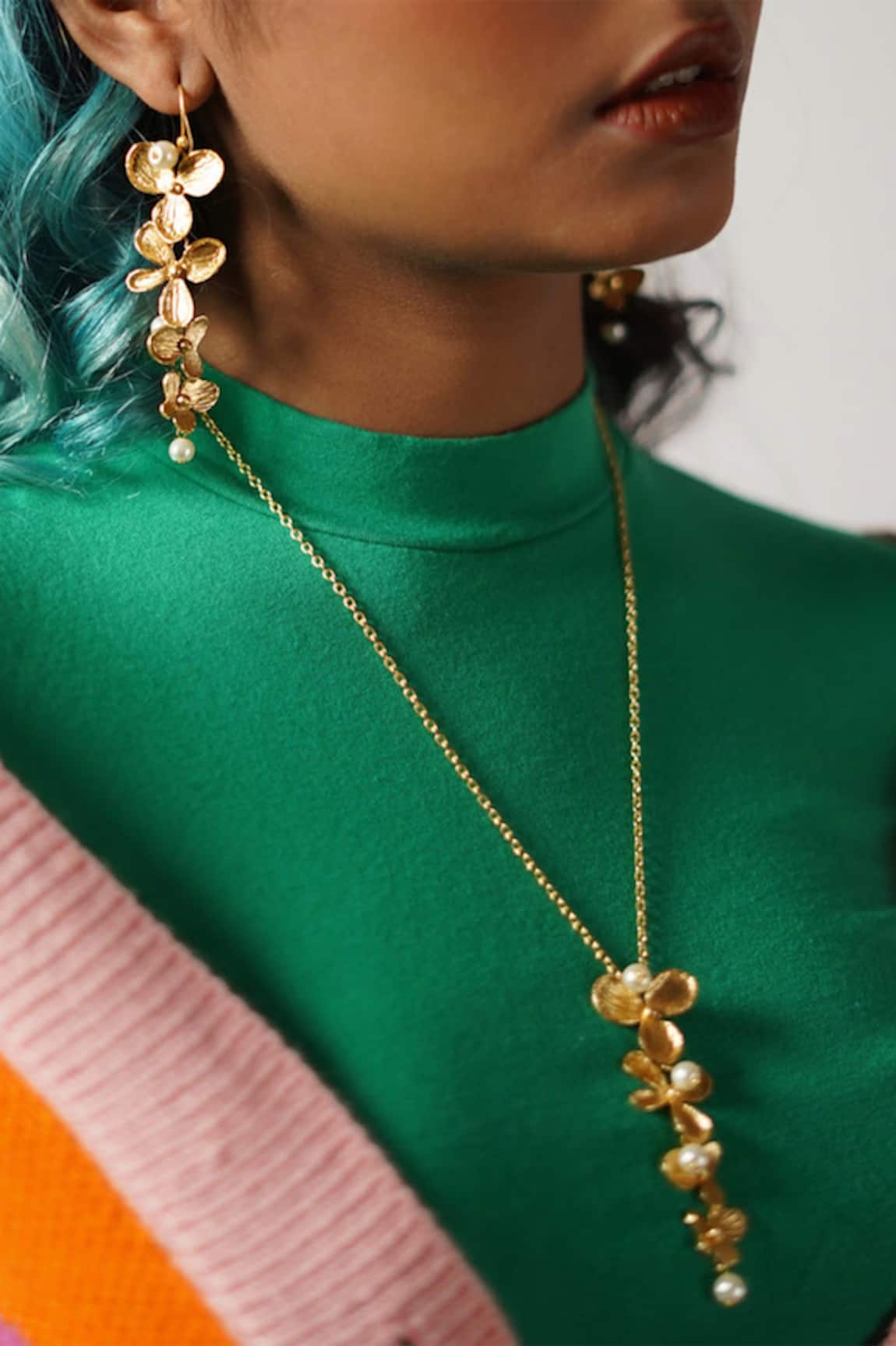 Totapari Blooms Pearl Embellished Pendant Necklace Set