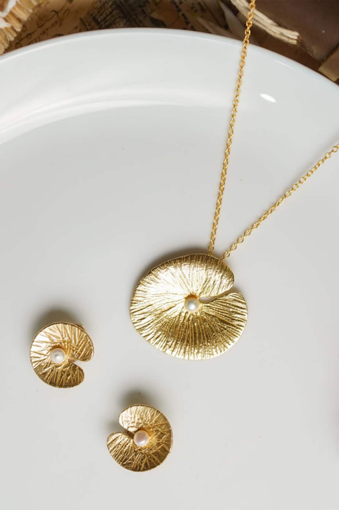 Totapari Inner Glow Pendant Necklace Set