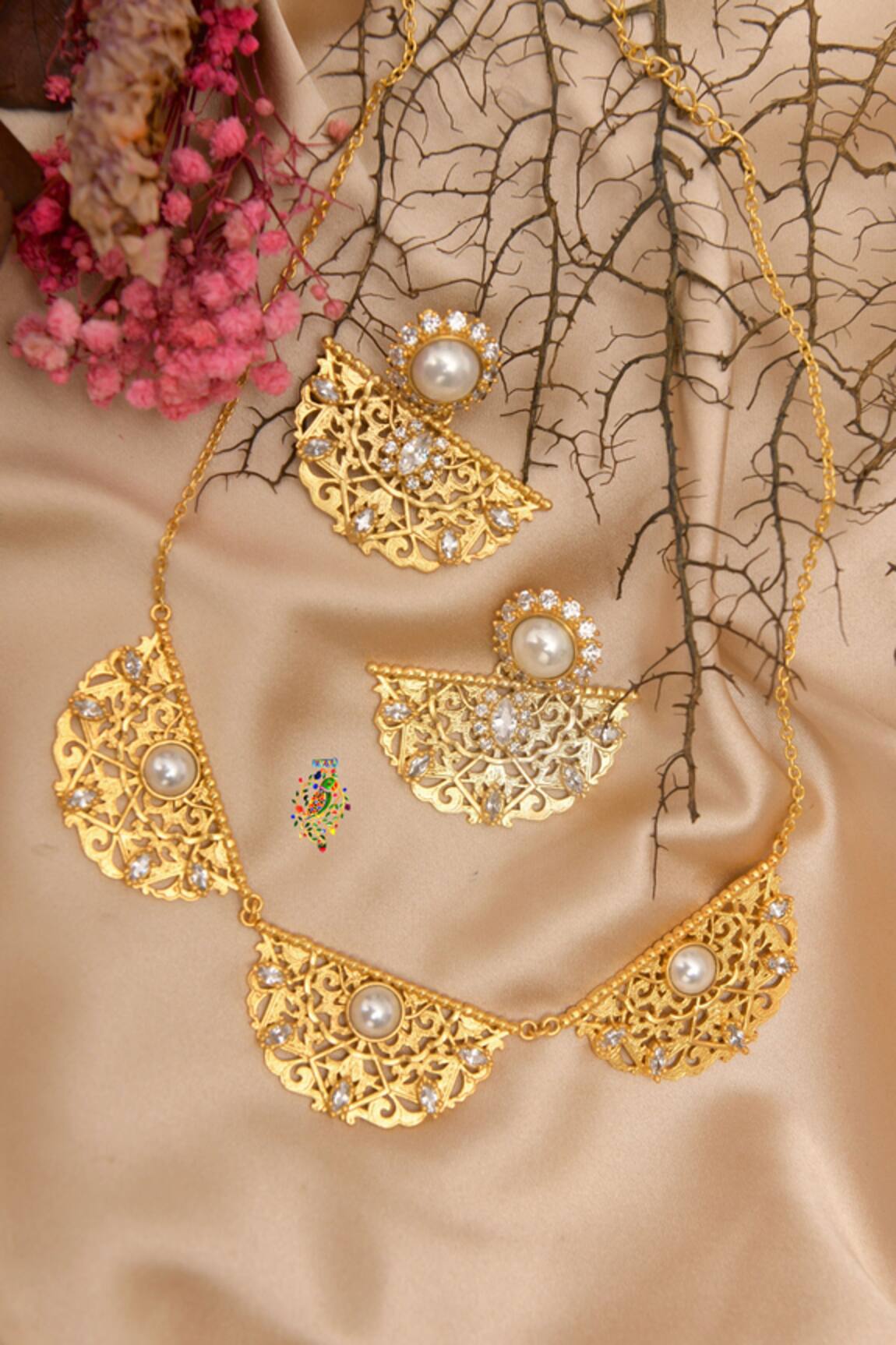 Totapari Nilofer Carved Pendant Necklace Set