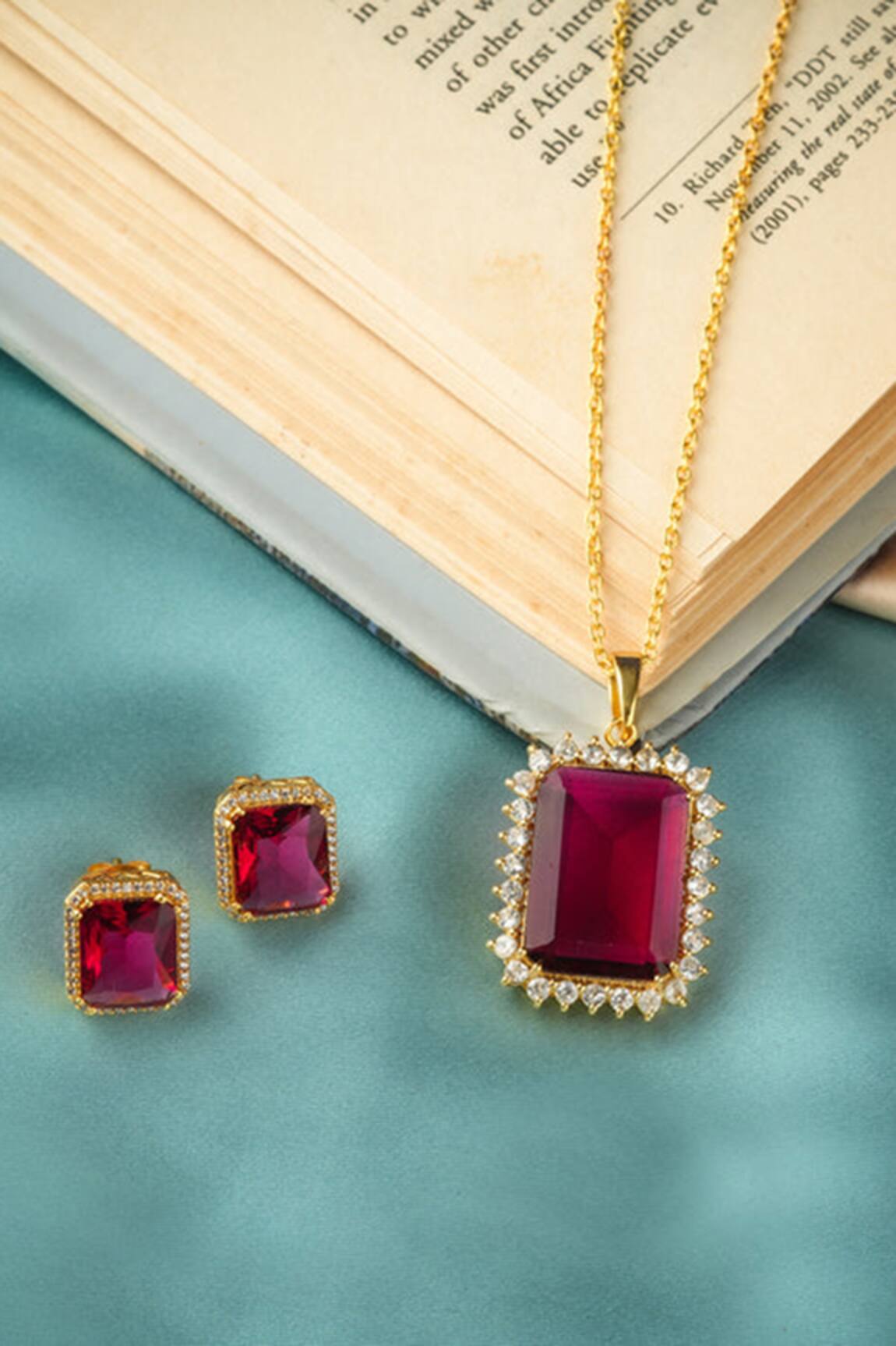 Totapari Radiance Stone Studded Pendant Necklace Set