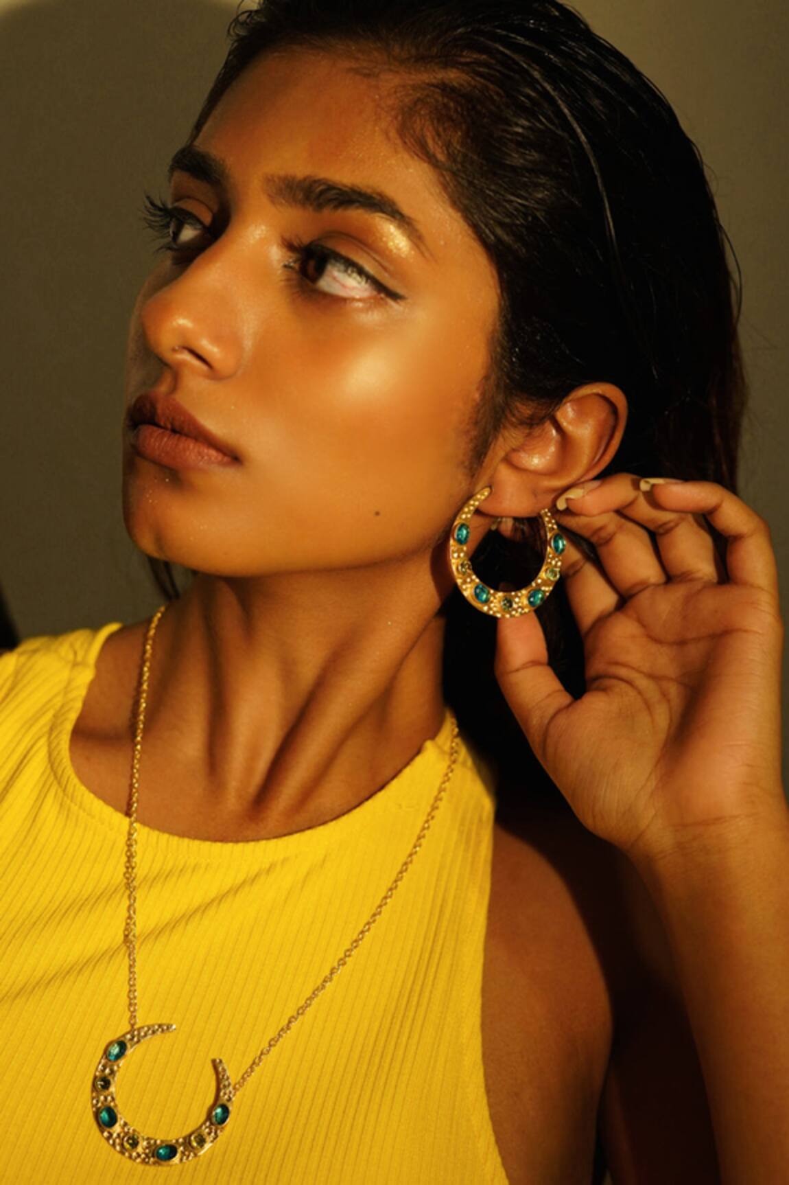 Totapari Paradise On Moon Shaped Pendant Necklace Set